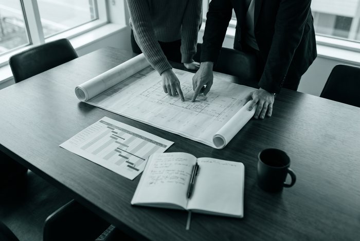 Projektplanung mit technischen Zeichnungen und Terminplan